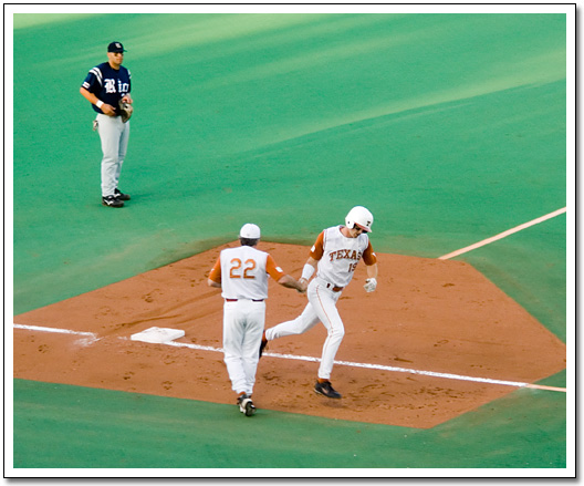 [Kyle Russell rounding 3rd]